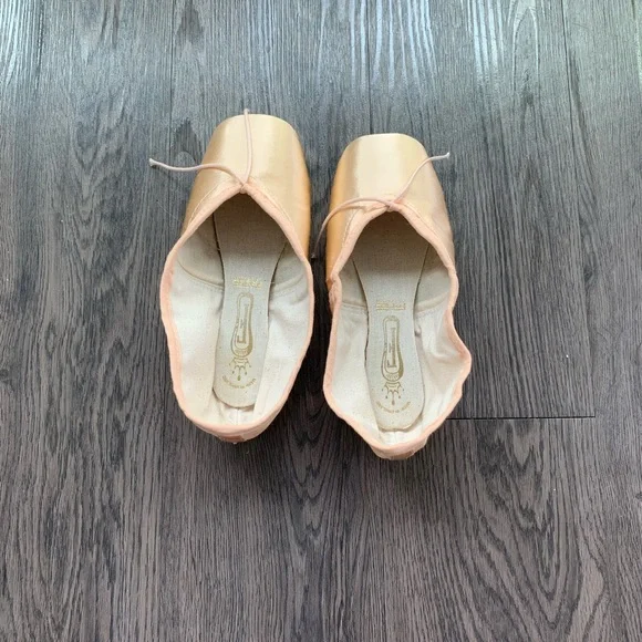Freed of London Pointe Shoes - Picture 2 of 3
